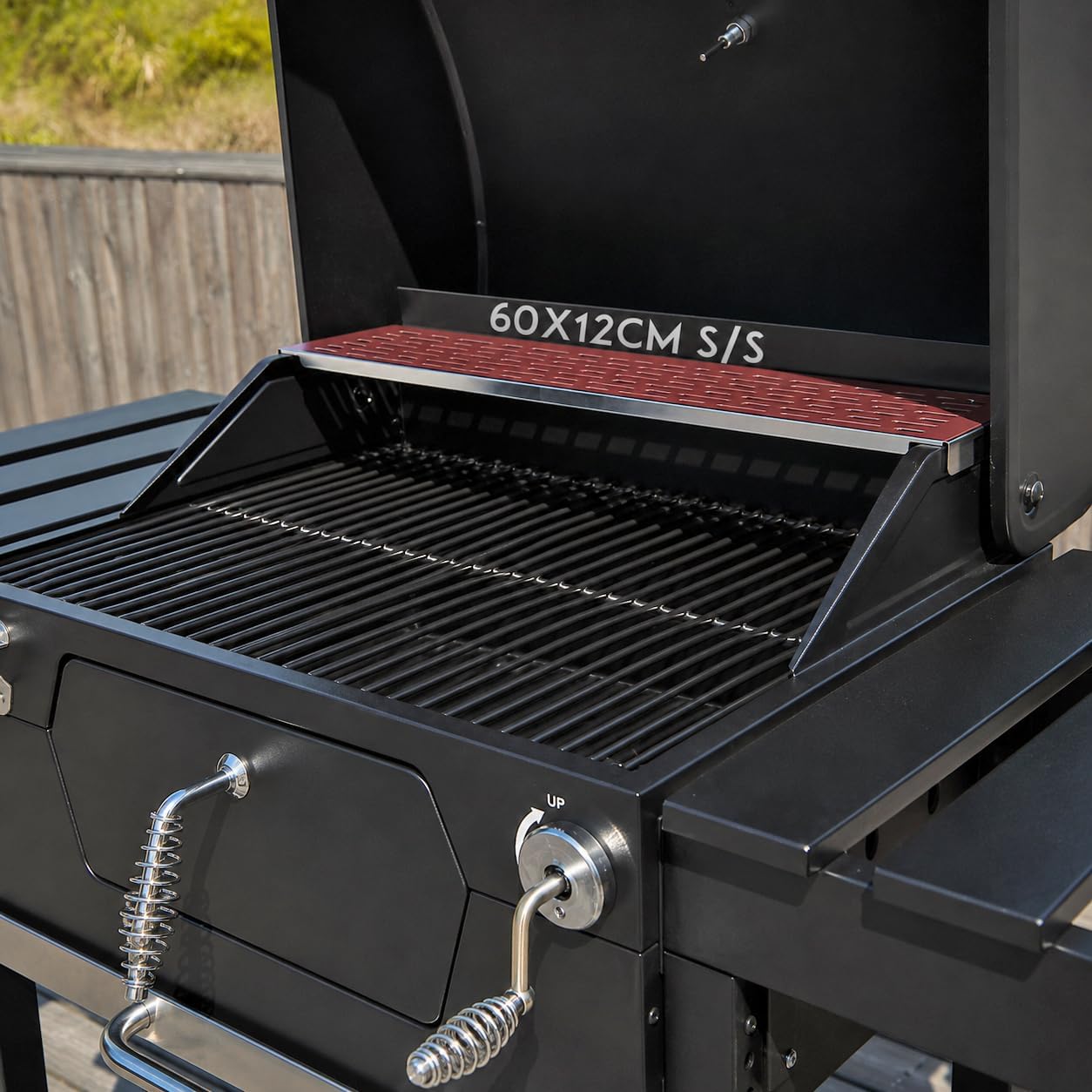 BRIGROS La voglia di fare MasterCook Barbecue à charbon en acier avec roues robustes et stables avec double grille, thermomètre et réglage panier barbecue, barbecue charbon avec étagères latérales