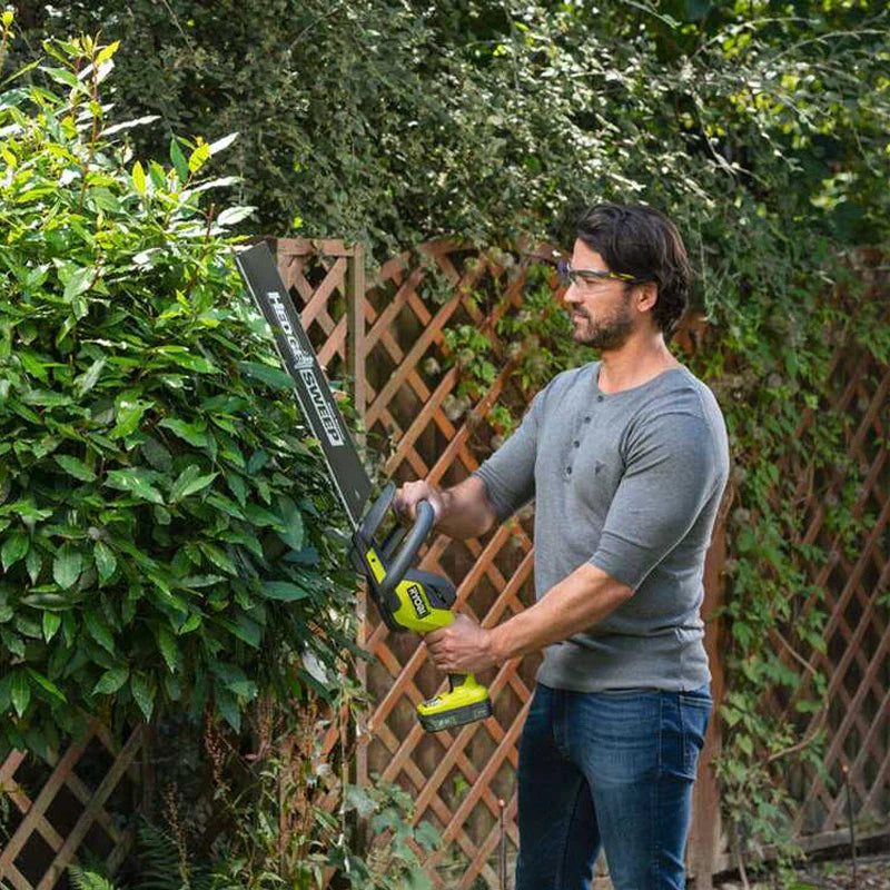 Taille-haies LINEA RYOBI RY18HT45A-120 18V lames 45cm HedgeSweep™ avec 1x2Ah et chargeur 1,5A